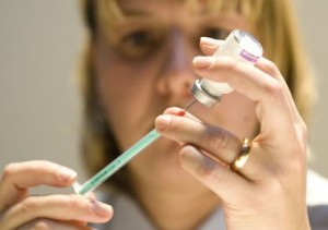 A medical assistant prepares a Pandemrix vaccine injection during a H1N1 swine flu virus vaccination session for members of the national parliament, during the winter parliament session in Bern November 24, 2009. REUTERS/Michael Buholzer (SWITZERLAND - Tags: POLITICS HEALTH) - RTXR2RK