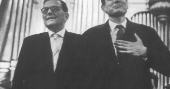 18 декабря 1962 года. Первый выход после финала 13-й симфонии ("Бабий Яр"). Д.Д.Шостакович и Евгений Евтушенко. Фото Виктора Ахломова.