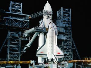 Baikonur Cosmodrome. Kazakh SSR. USSR. The launch vehicle "Energia" with the Buran spacecraft on the launch pad. Photo TASS / Albert Pushkarev Áàéêîíóð. Óíèâåðñàëüíàÿ ðàêåòíî-êîñìè÷åñêàÿ òðàíñïîðòíàÿ ñèñòåìà "Ýíåðãèÿ" ñ îðáèòàëüíûì êîðàáëåì ìíîãîðàçîâîãî èñïîëüçîâàíèÿ "Áóðàí" íà ñòàðòîâîì êîìïëåêñå êîñìîäðîìà. Ôîòî Àëüáåðòà Ïóøêàðåâà /Ôîòîõðîíèêà ÒÀÑÑ/