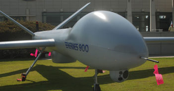 Hermes 900 "Звезда" представляет собой всепогодный тактический беспилотный летательный аппарат, разработанный израильской компанией Elbit Systems. Первый полет совершил в декабре 2009 года. Серийное производство ведется в Израиле с середины 2010 года. БПЛА оснащается системой спутниковой связи, оптико-электронными системами наблюдения, РЛС с синтезированием апертуры, РЛС индикации движущихся целей, инфракрасными датчиками, лазерным целеуказателем-дальномером, средствами радиоэлектронной борьбы, а также системой обмена данными, позволяющей передавать в центр управления изображение в режиме реального времени. Беспилотник имеет модульную конструкцию, что позволяет оперативно менять основные компоненты и сенсоры БПЛА. Управление осуществляется оператором через спутник с наземного пункта управления. Яндекс.Директ Квартиры премиум-класса в Москве Рядом с парком от 199 000р/м2! Выдача ключей! Метро в 2 мин. Ипотека от 8% domdyhanie.ru Проектная декларация на рекламируемом сайте. Застройщик: ООО "ФСК "Лидер" ... Hermes 900 имеет высокую дальность полета и предназначен для ведения наблюдения, патрулирования с воздуха, разведки. Как опция предусмотрена возможность оснащения аппарата ударными комплексами. Цифровая система управления с двухсторонней системой передачи данных осуществляется с помощью универсальной наземной станции, единой для всех БПЛА семейства Hermes. Таким образом, благодаря унификации, один оператор может управлять полетом всеми моделями БПЛА Hermes. Аппарат одинаково успешно способен патрулировать сухопутные границы и морские акватории. Способен совершать полеты на высоте до девяти тысяч метров и нести полезную нагрузку массой до 350 килограммов. ВВС Израиля приобрели первые БПЛА Hermes 900 в мае 2010 года, тогда были проведены оценочные испытания. В сентябре 2011 года министерство обороны Израиля завершило испытания и было принято решение приобрести следующую партию Hermes 900 в 2012 году. В реальных боевых условиях испытан в Газе в июле 2014 года. Зарубежные СМИ называют следующие страны в числе покупателей Hermes 900: Азербайджан, Колумбия, Мексика, Чили, Бразилия, Швейцария. Российский эксперт в области беспилотной летательной техники, редактор отраслевого журнала UAV.ru Денис Федутинов дал следующий комментарий редакции NEWSru.co.il: "Hermes 900 представляет собой уже достаточно хорошо известную в мире беспилотную авиационную систему, используемую в различных странах. Известно, что в случае с беспилотниками, как и с некоторыми другими системами вооружений, военной и специальной техники, нередко используется практика адаптации базовой версии под требования отдельного заказчика, что связано со специфическими требованиями эксплуатантов, обусловленными стоящими перед ними задачами, климатическими особенностями и т.п. То есть, Hermes 900, скажем, для Азербайджана, отличается от Hermes 900 для Бразилии. Получение системой Hermes 900 от министерства обороны Израиля статуса полной операционной готовности является свидетельством того, что разработчик успешно выполнил требования национальных вооруженных сил. Можно предположить, что эта версия получила более высокие характеристики, чем экспортная. Думаю, здесь также был использован закрытый канал связи, возможно, более высококачественная аппаратура наблюдения. Кроме того, полагаю, что данный статус также говорит о том, что Hermes 900 был успешно интегрирован в информационно-управляющие системы, используемые ЦАХАЛом".